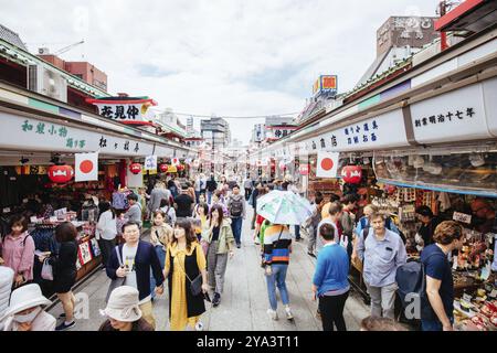 Tokyo, Giappone, 12 maggio 2019: Famosa via commerciale Nakamise vicino al Tempio Sensoji di giorno ad Asakusa, Tokyo, Giappone, Asia Foto Stock