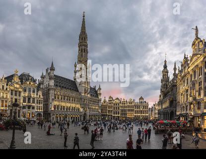 Città vecchia di Bruxelles, Belgio, 07 18 2019, Vista panoramica sulla grande Place di Bruxelles al crepuscolo durante l'estate, Europa Foto Stock