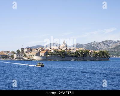 Vista del centro storico di Korcula dal mare, Dalmazia centrale, Dalmazia, costa adriatica, Croazia, Europa Foto Stock