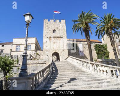 Scale e porta medievale che conducono al centro storico di Korcula, Korcula, Dalmazia, Croazia, Europa Foto Stock