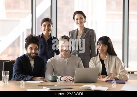 Felice e diversificato team Office startup aziendale ritratto Foto Stock