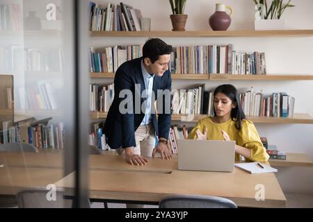 Giovani colleghi d'affari multietnici seri discutono di un progetto online Foto Stock