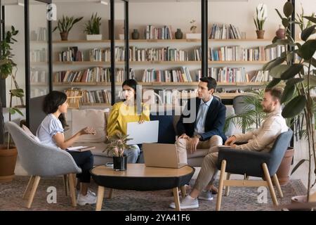 Gruppo multietnico di colleghi d'affari che discutono della strategia del lavoro di squadra Foto Stock