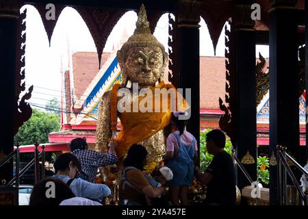 Antica statua di buddha sacro nell'antico santuario per i thailandesi i viaggiatori viaggiano per visitare il tempio di Wat Laksi Rat Samoson a Ban pH Foto Stock