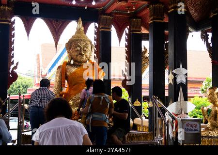 Antica statua di buddha sacro nell'antico santuario per i thailandesi i viaggiatori viaggiano per visitare il tempio di Wat Laksi Rat Samoson a Ban pH Foto Stock