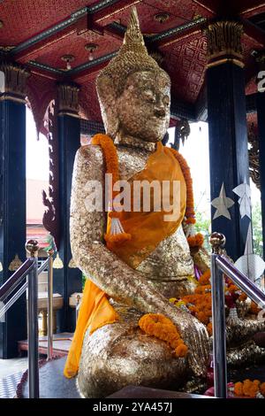 Antico mistero sacro statua di buddha in antico santuario per i thailandesi i viaggiatori viaggiano per visitare la divinità rispettando la benedizione angelo di Wat Lak si Rat Sam Foto Stock