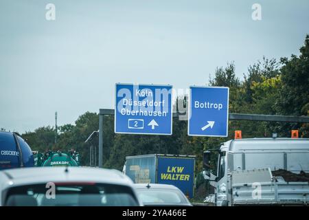 Autobahnschild, Bottrop, Köln, Düsseldorf, Oberhausen, Autobahn A2, A3, Stau, Umweltbelastung, Lärmbelastung, Verkehrsunfälle, Luftverschmutzung, Pendlerverkehr, Baustellen, Geschwindigkeitsbegrenzung, Umleitungen, Straßenschäden, Überlastung des Verkehrsnetzes, Schwerverkehr, Verkehrschaos, Infrastrukturprobleme, LKW-Verkehr, Verkehrsbehinderung, Unfallgefahr, Staus, negativo Auswirkungen auf Anwohner, Verkehrsüberwachung, Verkehrsverdichtung, Kapazitätsengpässe. *** Cartello autostradale, Bottrop, Colonia, Düsseldorf, Oberhausen, superstrada A2, A3, ingorgo stradale, inquinamento ambientale, inquinamento acustico, Foto Stock