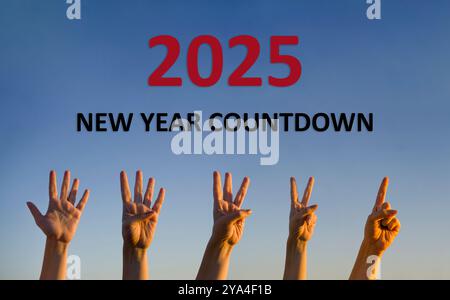 Happy New Year 2025 Countdown Concept. Le mani contano alla rovescia per il nuovo anno. Foto Stock