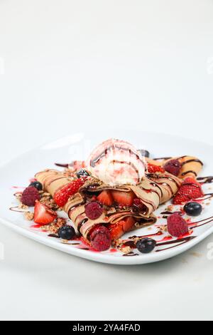 Crepe con gelato e mescolare i frutti di bosco Foto Stock