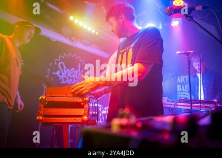 Edimburgo, Scozia. Ven 11 ottobre 2024. La band di Leeds Adult DVD sul palco di Sneaky Pete's come parte di un breve tour nel Regno Unito che promuove il loro ultimo EP "Next Day Shipping", pubblicato nel settembre 2024. I DVD per adulti formatisi durante i lockdown sono Harry Hanson (voce solista), Greg Lonsdale (sintetizzatore/voce), Jonathan Newell (batteria), Danny Blackburn (chitarra/synth), Jake Williams (synth) e George Manson (basso/voce). Foto Stock