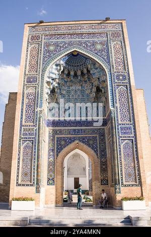 Samarcanda, Uzbekistan - 5 luglio 2024: Portale d'ingresso del complesso del Mausoleo Gur Emir a Samarcanda Foto Stock