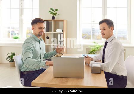 Uomini felici partner commerciali che lavorano, uomini d'affari impegnati a pianificare finanza e gestione Foto Stock