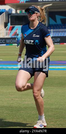 Sharjah, Sharjah, Emirati Arabi Uniti. 12 ottobre 2024. La squadra neozelandese si scalda e pratica prima della partita durante la partita n. 15 del gruppo A della ICC Women's T20 Cricket World Cup tra nuova Zelanda e Sri Lanka allo Sharjah Cricket Stadium, Sharjah, Emirati Arabi Uniti il 12 ottobre 2024 (Credit Image: © Avijit Das/ZUMA Press Wire) SOLO PER USO EDITORIALE! Non per USO commerciale! Crediti: ZUMA Press, Inc./Alamy Live News Foto Stock