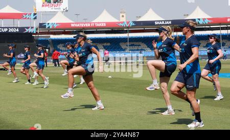 Sharjah, Sharjah, Emirati Arabi Uniti. 12 ottobre 2024. La squadra neozelandese si scalda e pratica prima della partita durante la partita n. 15 del gruppo A della ICC Women's T20 Cricket World Cup tra nuova Zelanda e Sri Lanka allo Sharjah Cricket Stadium, Sharjah, Emirati Arabi Uniti il 12 ottobre 2024 (Credit Image: © Avijit Das/ZUMA Press Wire) SOLO PER USO EDITORIALE! Non per USO commerciale! Crediti: ZUMA Press, Inc./Alamy Live News Foto Stock