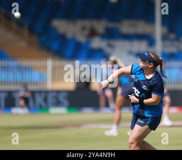 Sharjah, Sharjah, Emirati Arabi Uniti. 12 ottobre 2024. La squadra neozelandese si scalda e pratica prima della partita durante la partita n. 15 del gruppo A della ICC Women's T20 Cricket World Cup tra nuova Zelanda e Sri Lanka allo Sharjah Cricket Stadium, Sharjah, Emirati Arabi Uniti il 12 ottobre 2024 (Credit Image: © Avijit Das/ZUMA Press Wire) SOLO PER USO EDITORIALE! Non per USO commerciale! Crediti: ZUMA Press, Inc./Alamy Live News Foto Stock