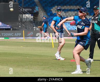 Sharjah, Sharjah, Emirati Arabi Uniti. 12 ottobre 2024. La squadra neozelandese si scalda e pratica prima della partita durante la partita n. 15 del gruppo A della ICC Women's T20 Cricket World Cup tra nuova Zelanda e Sri Lanka allo Sharjah Cricket Stadium, Sharjah, Emirati Arabi Uniti il 12 ottobre 2024 (Credit Image: © Avijit Das/ZUMA Press Wire) SOLO PER USO EDITORIALE! Non per USO commerciale! Crediti: ZUMA Press, Inc./Alamy Live News Foto Stock