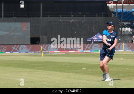 Sharjah, Sharjah, Emirati Arabi Uniti. 12 ottobre 2024. La squadra neozelandese si scalda e pratica prima della partita durante la partita n. 15 del gruppo A della ICC Women's T20 Cricket World Cup tra nuova Zelanda e Sri Lanka allo Sharjah Cricket Stadium, Sharjah, Emirati Arabi Uniti il 12 ottobre 2024 (Credit Image: © Avijit Das/ZUMA Press Wire) SOLO PER USO EDITORIALE! Non per USO commerciale! Crediti: ZUMA Press, Inc./Alamy Live News Foto Stock