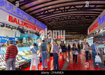 Istanbul, Turkiye - 8 ottobre 2024: Vari tipi di pesce venduti al mercato del pesce di Karakoy situato lungo il Corno d'Oro, Beyoglu, Istanbul. Foto Stock