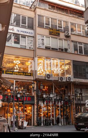 Istanbul, Turkiye - 8 ottobre 2024: Negozi di apparecchiature per l'illuminazione nel quartiere Sishane di Beyoglu, Istanbul. Sishane è nota per i suoi negozi di illuminazione sin dal primo anno Foto Stock