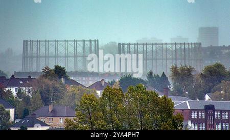 Glasgow, Scozia, Regno Unito. 12 ottobre 2024. Meteo nel Regno Unito: Bagnata mentre la città si sparisce sotto la pioggia dietro i gasometri di kelvindale. Credit Gerard Ferry/Alamy Live News Foto Stock