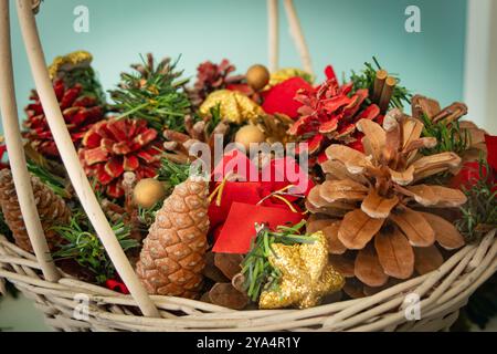 Cestino natalizio con pinne e ornamenti Foto Stock