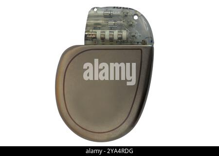 Defibrillatore cardioverter impiantabile a doppia camera (ICD) isolato su sfondo bianco Foto Stock