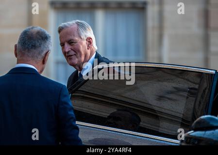 FRANCIA-POLITICA-GOVERNO-ELYSEE primo ministro Michel Barnier al Palazzo Elysee per il Consiglio dei ministri. A Parigi, il 10 ottobre 2024. PARIGI ILE-DE-FRANCE FRANCIA COPYRIGHT: XANDREAXSAVORANIXNERIX FRANCE-POLITICS-GOVERNMENT-ELYSE ASAVORANINERI-25 Foto Stock