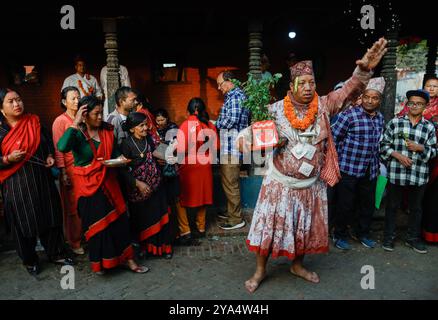 Bhaktapur, Nepal. 12 ottobre 2024. Un sacerdote esegue rituali religiosi di fronte al Tempio Brahmayani durante Durga Puja, il giorno più propizio del festival Dashain, a Bhaktapur. (Foto di Skanda Gautam/SOPA Images/Sipa USA) credito: SIPA USA/Alamy Live News Foto Stock