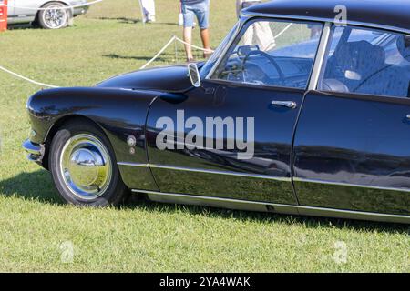 Classico nero citroen ds con dettagli cromati, parcheggiato su un campo erboso Foto Stock