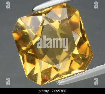 Splendida pietra preziosa della citrina naturale dorata esposta sotto la luce brillante. Foto Stock