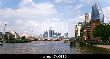 Le sponde nord e sud della Londra e la città finanziaria di Londra sono state prese dal ponte Waterloo sul Tamigi guardando verso est. Foto Stock