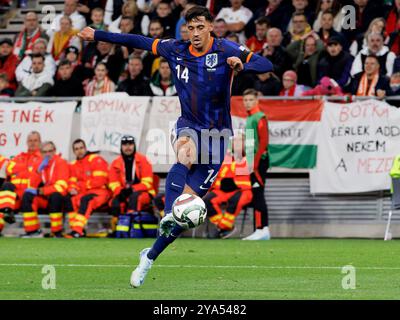 Budapest, Ungheria. 11 ottobre 2024. Tijjani Reijnders dei Paesi Bassi controlla la palla durante la partita del gruppo A3 della UEFA Nations League 2024/25 tra Ungheria e Paesi Bassi alla Puskas Arena l'11 ottobre 2024 a Budapest, Ungheria. Crediti: Laszlo Szirtesi/Alamy Live News Foto Stock