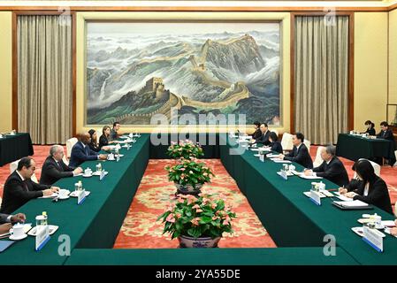 Pechino, Cina. 12 ottobre 2024. Il vicepresidente cinese Han Zheng incontra il ministro degli Esteri colombiano Luis Gilberto Murillo a Pechino, capitale della Cina, 12 ottobre 2024. Crediti: Shen Hong/Xinhua/Alamy Live News Foto Stock