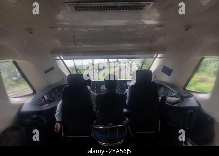 Cabina di guida Vista del treno passeggeri ad alta velocità durante il giorno con l'immagine Motion Blur viene scattata di Vande bharat o del treno ferroviario indiano in Abu Road st Foto Stock