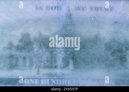 100 dollari USA congelati sotto uno strato di ghiaccio a scopo di progettazione Foto Stock