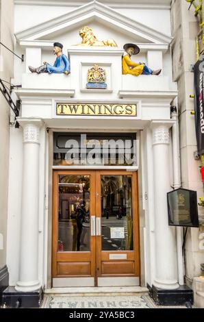 LONDRA - MAGGIO 31: Twinings' shop on the Strand nel centro di Londra, 31 maggio 2015. Il negozio è stato originariamente fondato come sala da tè nel 1706. Foto Stock