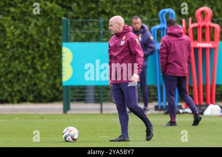 England Manager Lee Carsley durante la sessione di allenamento dell'Inghilterra in vista della partita Finlandia contro Inghilterra Nations League al Tottenham Hotspur Training Ground, Enfield, Regno Unito il 12 ottobre 2024 Credit: Every Second Media/Alamy Live News Foto Stock