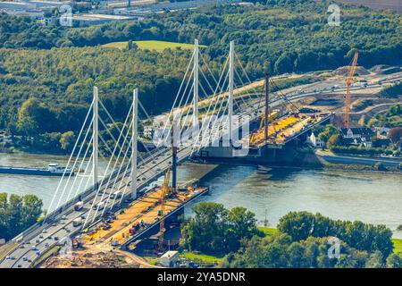 Luftbild, Großbaustelle Autobahn A40 Rheinbrücke Neuenkamp, Binnenschifffahrt Fluss Rhein, Neuenkamp, Duisburg, Ruhrgebiet, Nordrhein-Westfalen, Deutschland ACHTUNGxMINDESTHONORARx60xEURO *** Vista aerea, autostrada A40 sul Reno Neuenkamp, navigazione interna sul fiume Reno, Neuenkamp, Duisburg, regione della Ruhr, Renania settentrionale-Vestfalia, Germania ACHTUNGxMINDESTHONORARx60xEURO Foto Stock