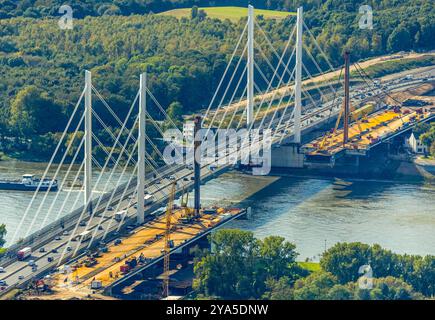 Luftbild, Großbaustelle Autobahn A40 Rheinbrücke Neuenkamp, Binnenschifffahrt Fluss Rhein, Neuenkamp, Duisburg, Ruhrgebiet, Nordrhein-Westfalen, Deutschland ACHTUNGxMINDESTHONORARx60xEURO *** Vista aerea, autostrada A40 sul Reno Neuenkamp, navigazione interna sul fiume Reno, Neuenkamp, Duisburg, regione della Ruhr, Renania settentrionale-Vestfalia, Germania ACHTUNGxMINDESTHONORARx60xEURO Foto Stock