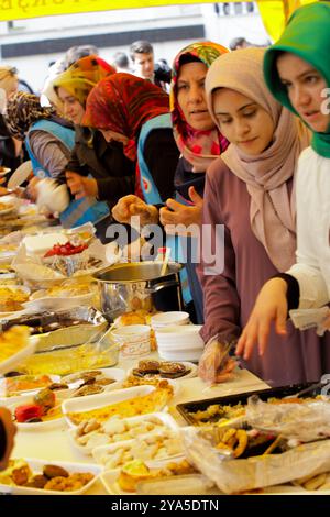 Gaziantep, Turkiye. 27 ottobre 2023. A Gaziantep sono allestite bancarelle con cibo donato da volontari per raccogliere fondi per Gaza. Oltre alle continue manifestazioni pro-Gaza, nella città turca meridionale di Gaziantep si svolgono diverse attività in solidarietà con la Striscia di Gaza. La Striscia di Gaza è stata sottoposta a incessanti bombardamenti israeliani dal 7 ottobre, con aiuti umanitari molto limitati autorizzati ad entrare nell'enclave palestinese bloccata Foto Stock