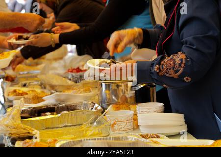 Gaziantep, Turkiye. 27 ottobre 2023. A Gaziantep sono allestite bancarelle con cibo donato da volontari per raccogliere fondi per Gaza. Oltre alle continue manifestazioni pro-Gaza, nella città turca meridionale di Gaziantep si svolgono diverse attività in solidarietà con la Striscia di Gaza. La Striscia di Gaza è stata sottoposta a incessanti bombardamenti israeliani dal 7 ottobre, con aiuti umanitari molto limitati autorizzati ad entrare nell'enclave palestinese bloccata Foto Stock