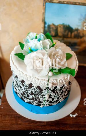 Squisita torta decorata adornata con eleganti fiori e disegni intricati. Foto Stock