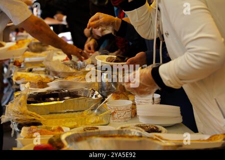 Gaziantep, Turkiye. 27 ottobre 2023. A Gaziantep sono allestite bancarelle con cibo donato da volontari per raccogliere fondi per Gaza. Oltre alle continue manifestazioni pro-Gaza, nella città turca meridionale di Gaziantep si svolgono diverse attività in solidarietà con la Striscia di Gaza. La Striscia di Gaza è stata sottoposta a incessanti bombardamenti israeliani dal 7 ottobre, con aiuti umanitari molto limitati autorizzati ad entrare nell'enclave palestinese bloccata Foto Stock