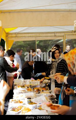 Gaziantep, Turkiye. 27 ottobre 2023. A Gaziantep sono allestite bancarelle con cibo donato da volontari per raccogliere fondi per Gaza. Oltre alle continue manifestazioni pro-Gaza, nella città turca meridionale di Gaziantep si svolgono diverse attività in solidarietà con la Striscia di Gaza. La Striscia di Gaza è stata sottoposta a incessanti bombardamenti israeliani dal 7 ottobre, con aiuti umanitari molto limitati autorizzati ad entrare nell'enclave palestinese bloccata Foto Stock