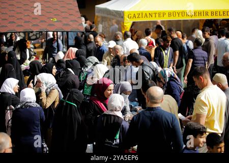 Gaziantep, Turkiye. 27 ottobre 2023. A Gaziantep sono allestite bancarelle con cibo donato da volontari per raccogliere fondi per Gaza. Oltre alle continue manifestazioni pro-Gaza, nella città turca meridionale di Gaziantep si svolgono diverse attività in solidarietà con la Striscia di Gaza. La Striscia di Gaza è stata sottoposta a incessanti bombardamenti israeliani dal 7 ottobre, con aiuti umanitari molto limitati autorizzati ad entrare nell'enclave palestinese bloccata Foto Stock