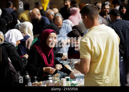 Gaziantep, Turkiye. 27 ottobre 2023. A Gaziantep sono allestite bancarelle con cibo donato da volontari per raccogliere fondi per Gaza. Oltre alle continue manifestazioni pro-Gaza, nella città turca meridionale di Gaziantep si svolgono diverse attività in solidarietà con la Striscia di Gaza. La Striscia di Gaza è stata sottoposta a incessanti bombardamenti israeliani dal 7 ottobre, con aiuti umanitari molto limitati autorizzati ad entrare nell'enclave palestinese bloccata Foto Stock