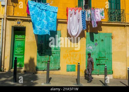 Marsiglia, FRANCIA, centro storico, facciata dell'edificio con lavanderia appesa all'asciutto, scena di strada, quartiere, 'le Panier » Man Walking, fronte Foto Stock