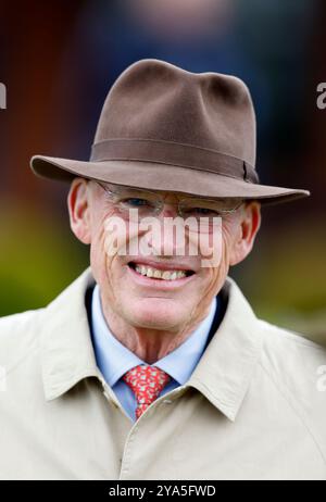 Il formatore John Gosden durante il Dubai Future Champions Day all'ippodromo di Newmarket. Data foto: Sabato 12 ottobre 2024. Foto Stock