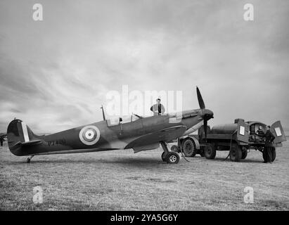 Il Supermarine Spitfire Mark IIA, rifornito al No. 19 Squadron, fu alimentato dal più potente Merlin XII, che aumentò la velocità a 377 km/h entrando in servizio nel 1939. L'aereo da caccia monoposto britannico fu utilizzato dalla Royal Air Force e da altri paesi alleati prima, durante e dopo la seconda guerra mondiale. Fu l'unico caccia britannico prodotto continuamente durante la guerra, anche se in molti marchi (versioni). Foto Stock