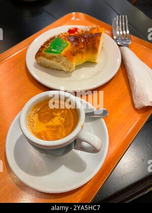 Tazza di caffè e tre torte King's. Spagna. Foto Stock